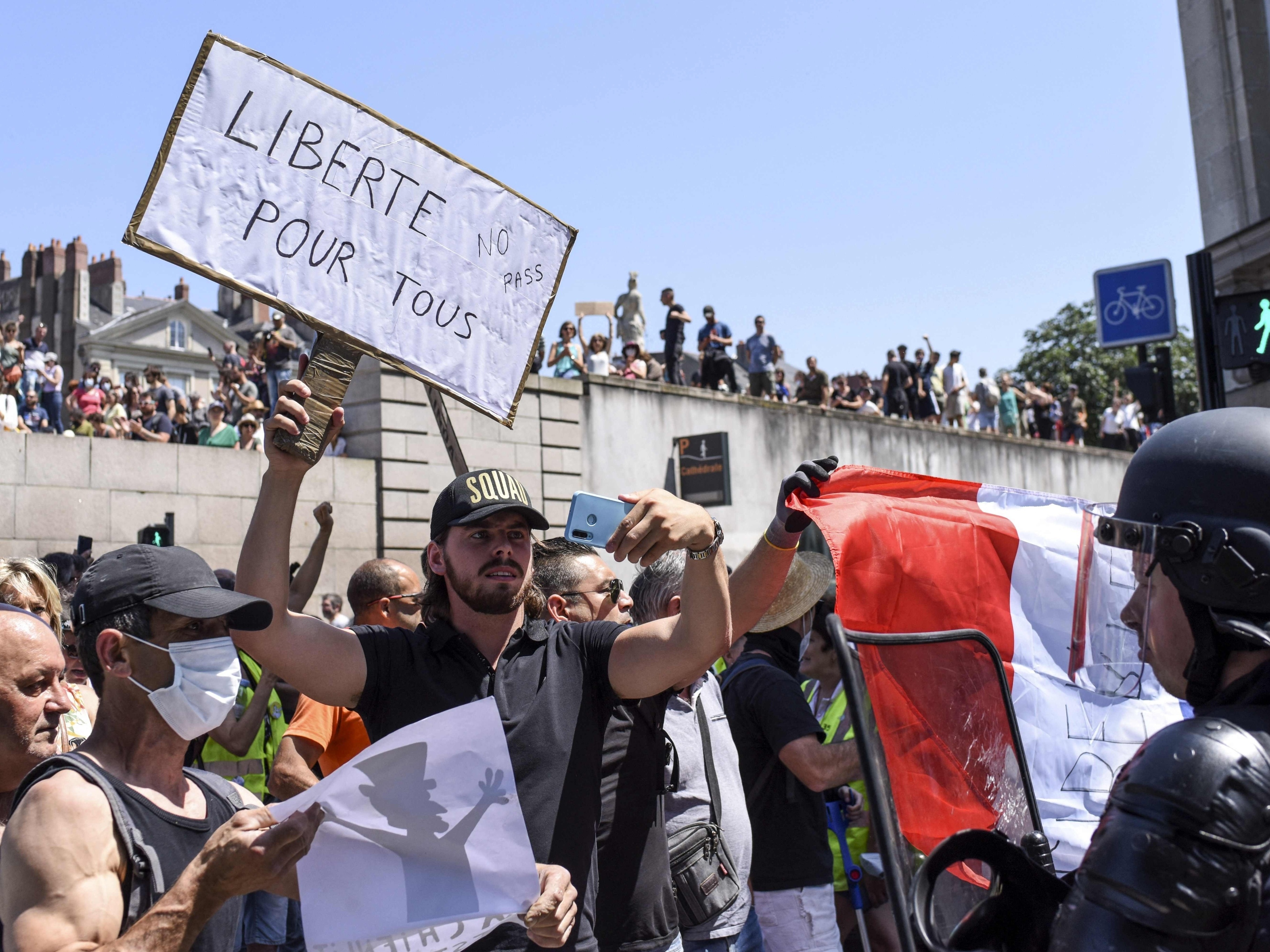 França tem novo dia de protestos contra passaporte da vacina