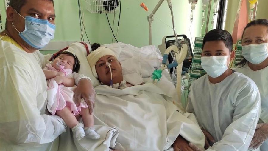 Família de Ana em visita ao hospital que ela estava internada após ela não transmitir mais covid - Reprodução/ Instagram @carloshenrique.svrn