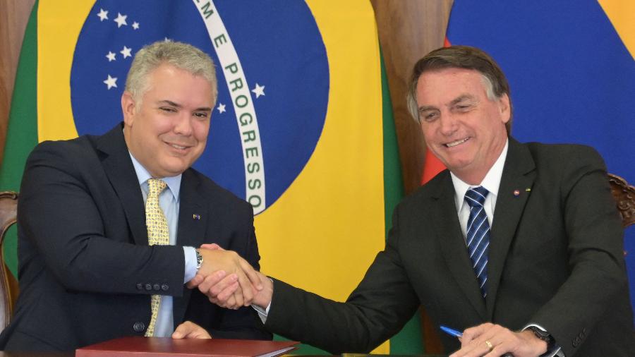 Os presidentes da Colômbia, Iván Duque, e do Brasil, Jair Bolsonaro, se cumprimentam em evento on Planalto - Evaristo Sá/AFP