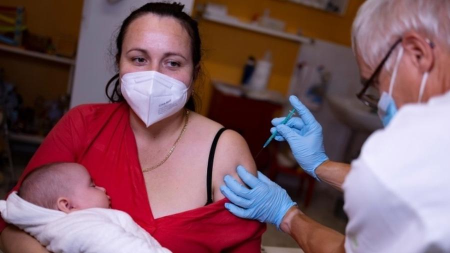 Ceticismo com vacinas ainda é principal entrave para controle da pandemia - Reuters