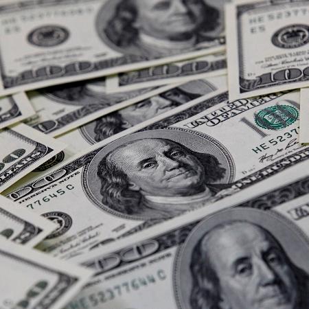 No mês, o dólar ainda acumula perdas de 2,66% frente ao real.