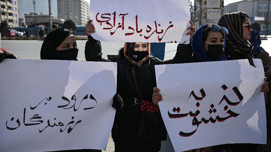 28 de dezembro de 2021 - Mulheres fazem ato para exigir direitos e protestar contra assassinatos em Cabul, no Afeganistão - Mohd Rasfan/AFP