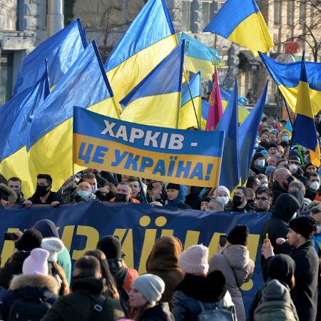 Manifestantes carregam uma faixa com os dizeres "Kharkiv é Ucrânia" durante uma Marcha da Unidade em meio a crescentes tensões com a Rússia, em Kharkiv, leste da Ucrânia, em 5 de fevereiro de 2022. - SERGEY BOBOK/AFP