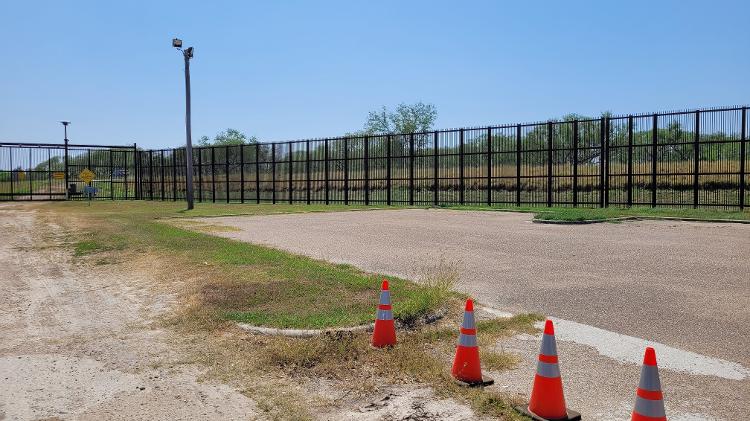 The fence that marks the border between the USA and Mexico - ANALÍA LLORENTE - ANALÍA LLORENTE