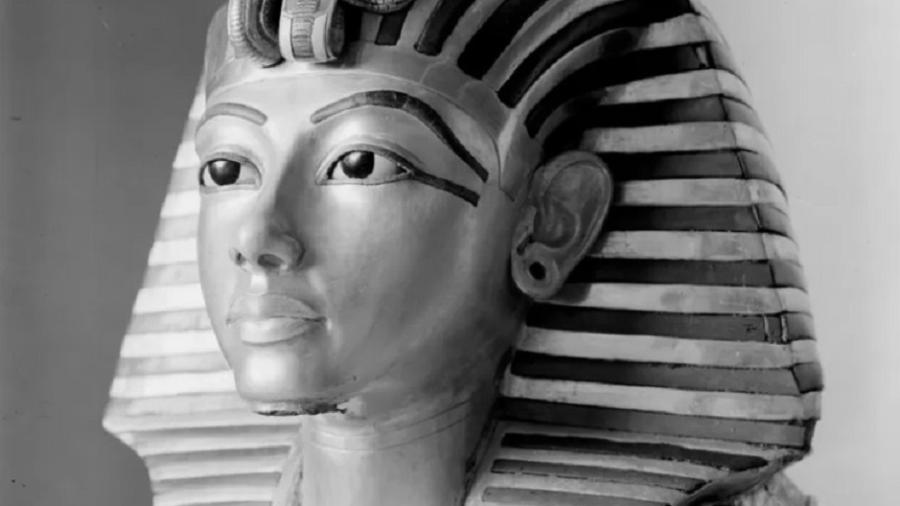 A máscara de ouro de Tutancâmon, vista aqui sem a barba, foi coberta com parafina por Henry Burton para diminuir os reflexos na fotografia - HARRY BURTON/GRIFFITH INSTITUTE, OXFORD UNIVERSITY