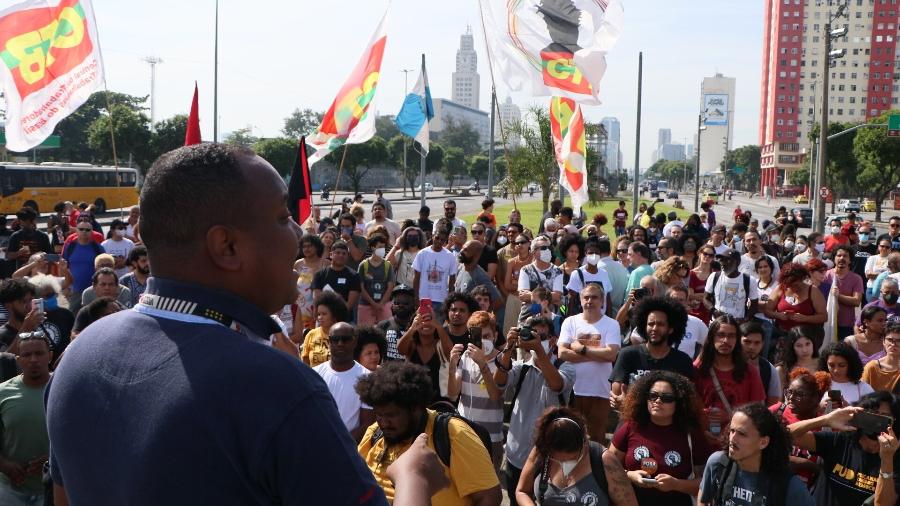 28.mai.2022 - Manifestantes protestam contra a morte de Genivaldo dos Santos, de 38 anos, durante ato realizado diante do Monumento Zumbi dos Palmares, no centro do Rio de Janeiro, neste sábado. - JOSE LUCENA/THENEWS2/ESTADÃO CONTEÚDO