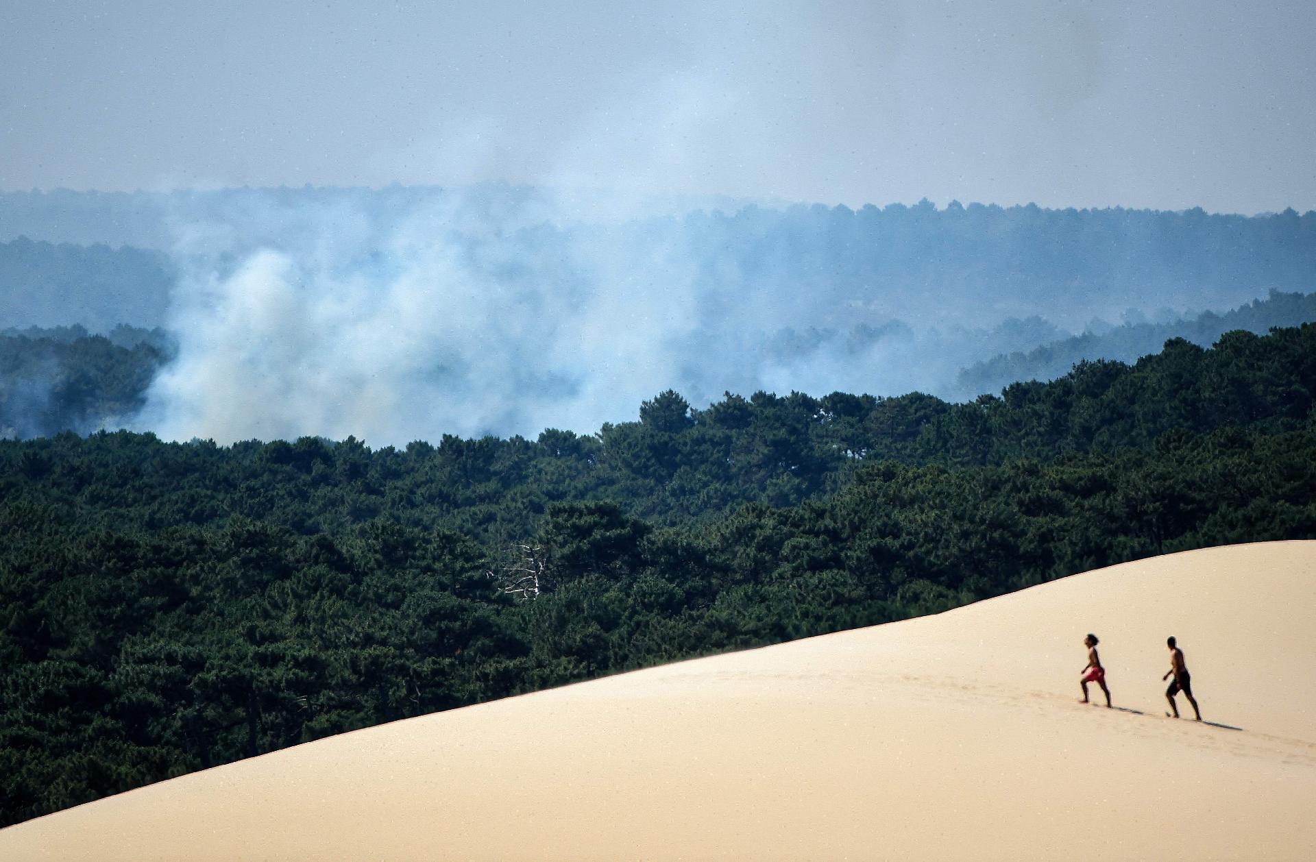 People walk in the La Teste-de-Buch region in southwestern France on July 16, 2022.  - GAIZKA IROZ/AFP