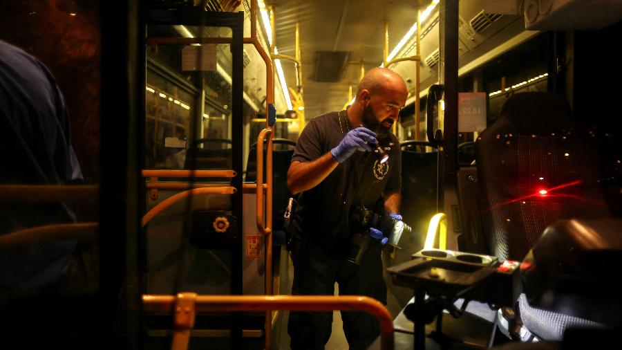 Policial inspeciona ônibus em Jerusalém após ataque - AMMAR AWAD/REUTERS