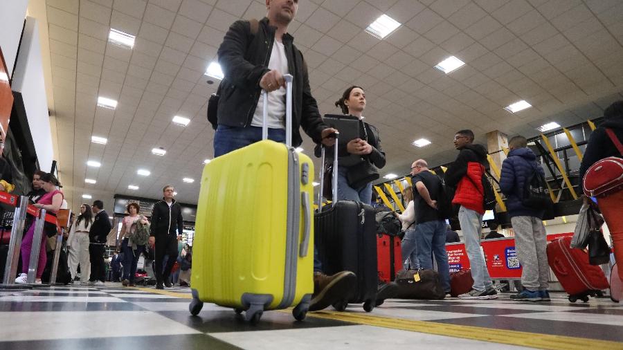 Aeroporto de Conganhas completamente lotado após avião furar pneu e fechar a pista - RENATO S. CERQUEIRA/ESTADÃO CONTEÚDO