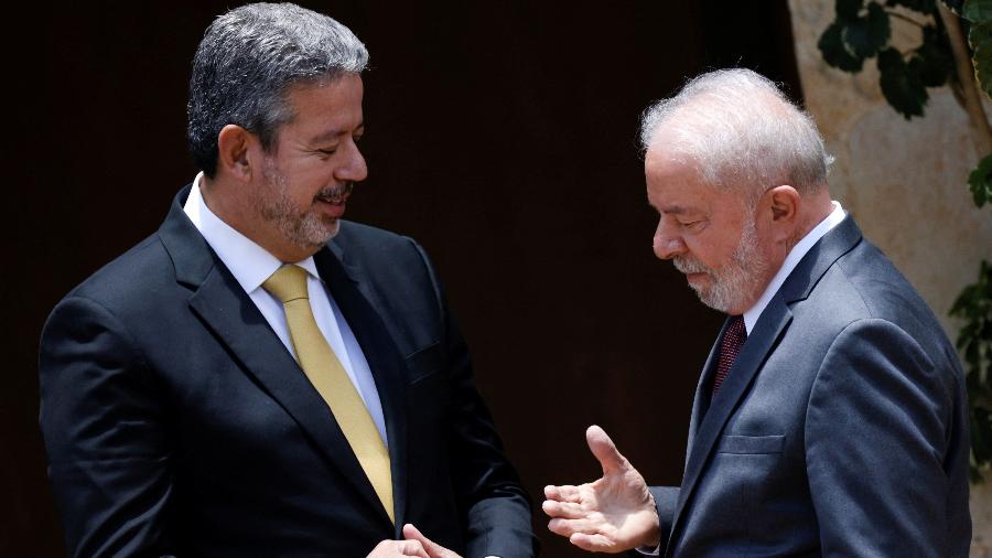 O presidente Lula (PT) é recebido pelo presidente da Câmara, Arthur Lira (PP), na residência oficial, em Brasília - Adriano Machado/Reuters
