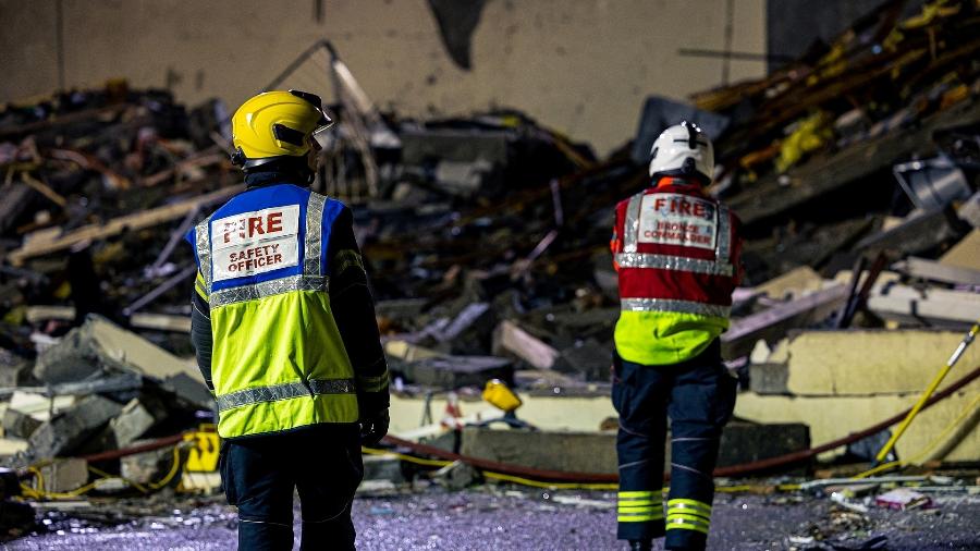 Equipe de busca trabalha em um local de explosão em um bloco de apartamentos em Saint Helier, na ilha de Jersey, Grã-Bretanha, 10 de dezembro de 2022 - GOVERNMENT OF JERSEY VIA TWITTER/GOVERNMENT OF JERSEY via REUTERS