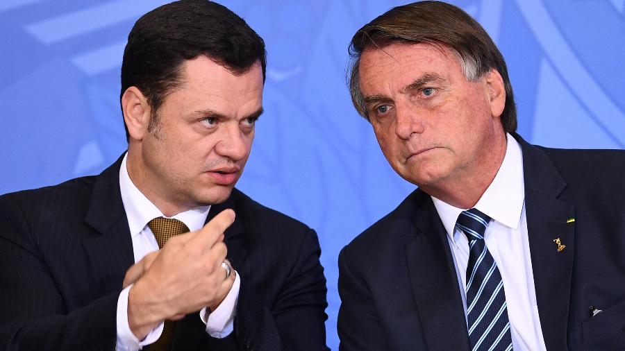 O ex-presidente Jair Bolsonaro e o ex-ministro da Justiça Anderson Torres em evento em Brasília - 27.jun.2022 - Evaristo Sá/AFP