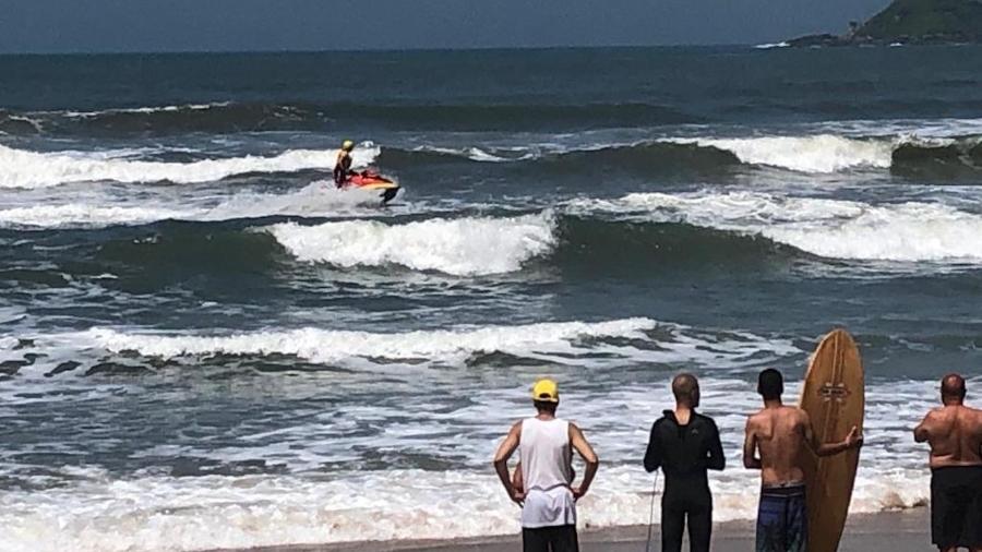Equipes do GBMar tentam localizar o jovem que desapareceu no mar na Praia Branca, em Guarujá