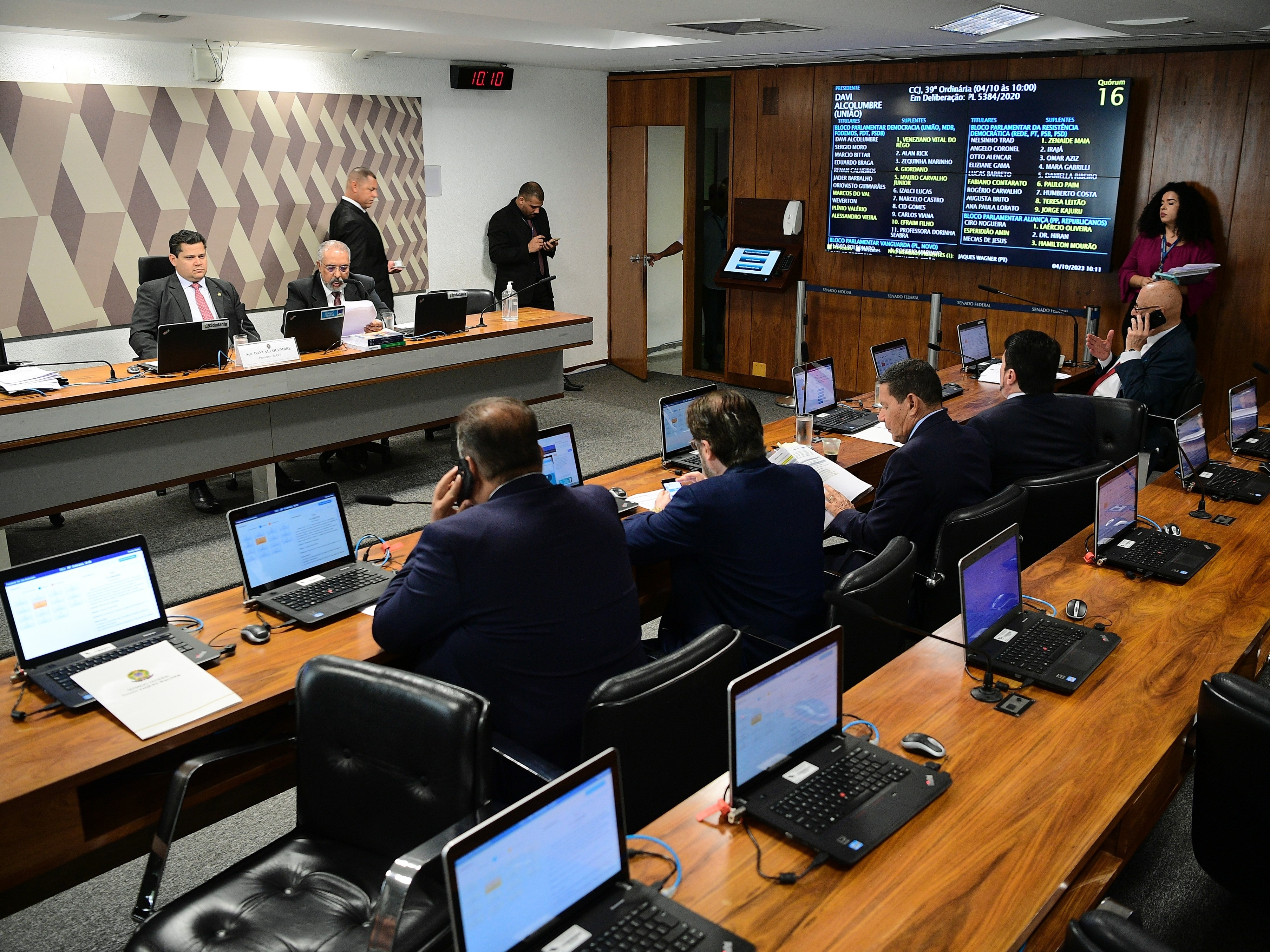 CCJ do Senado aprova PEC que limita decisões monocráticas do STF
