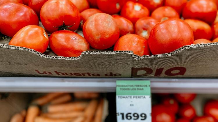 Supermercado em Buenos Aires vende o quilo de tomate a R$7,70