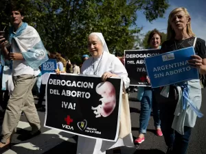 Aborto na Argentina: grupos acusam Milei de desinformação e menos remédios