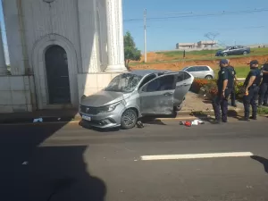 Carro perde controle em perseguição policial e capota; drone filma acidente