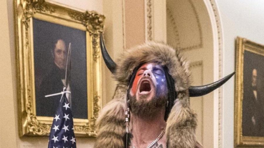 Jacob Chansley, o "Viking do Capitólio", durante a invasão em 6 de janeiro Jacob Chansley, o "Viking do Capitólio", durante a invasão em 6 de janeiro