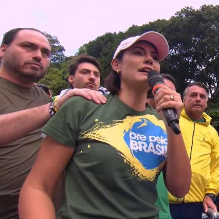 Carlos Bolsonaro e Michelle Bolsonaro durante ato na avenida Paulista pela anistia a presos do 8/1 - Reprodução//YouTube Silas Malafaia