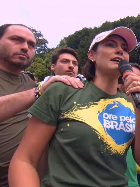Carlos Bolsonaro e Michelle Bolsonaro em ato na avenida Paulista pela anistia a presos do 8/1 Carlos Bolsonaro e Michelle Bolsonaro em ato na avenida Paulista pela anistia a presos do 8/1