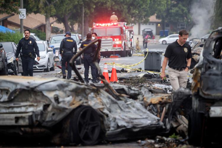 22.mai.2025 - Avião de pequeno porte cai em área residencial de San Diego, na California 22.mai.2025 - Avião de pequeno porte cai em área residencial de San Diego, na California