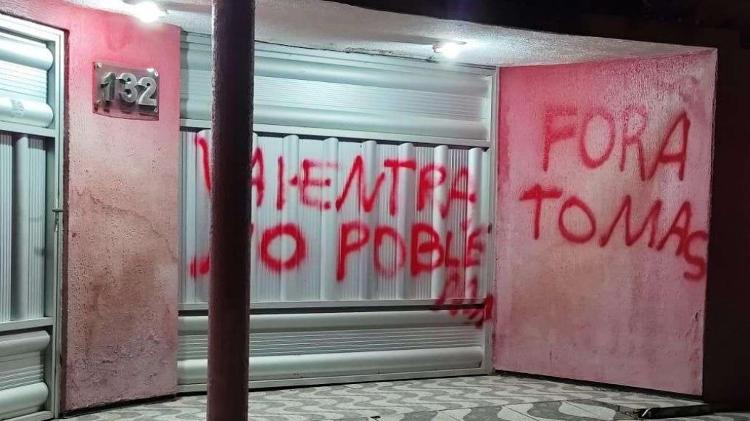 Casa pichada com ameaças e frases contra o principal rival do prefeito de Santa Quitéria (CE) Casa pichada com ameaças e frases contra o principal rival do prefeito de Santa Quitéria (CE)
