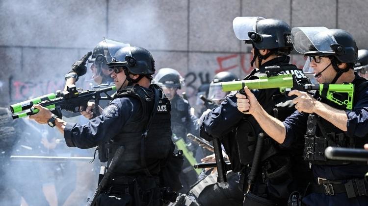 10.jun.2025 - Policiais disparam munições não letais contra manifestantes em Los Angeles 10.jun.2025 - Policiais disparam munições não letais contra manifestantes em Los Angeles