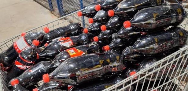 Coca-Cola recolhe garrafas e assume prejuízo por furto de figurinha da Copa