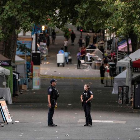 26.jul.2026 - Policiais patrulham festival gastronômico onde tiroteio deixou ao menos dois mortos em Seattle 