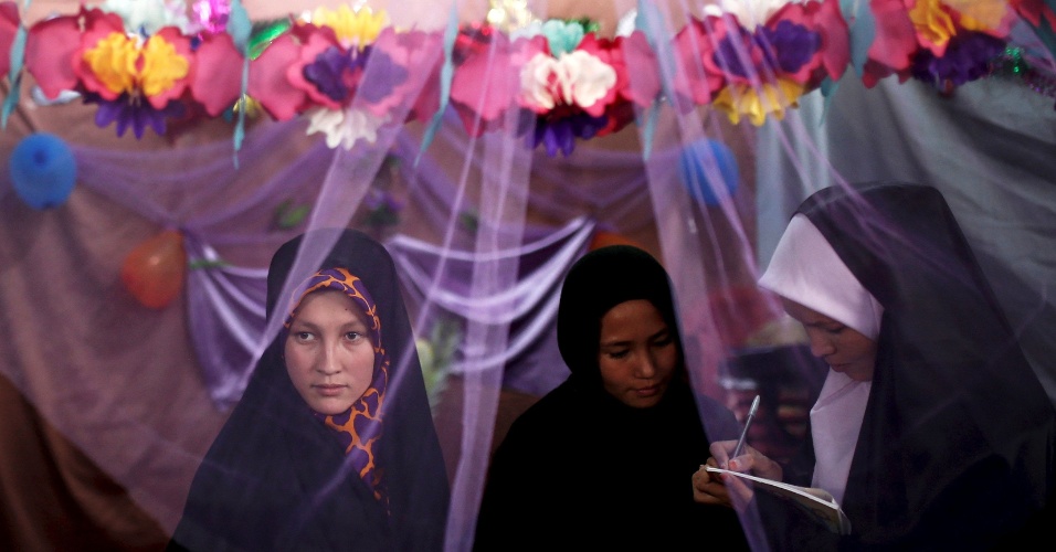 25.jun.2015 - Mulheres visitam a exposição "Primavera do Alcorão" durante o mês do Ramadã, em Cabul, no Afeganistão