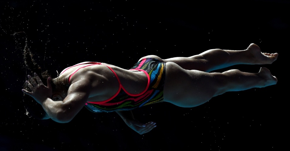 28.jul.2015 - A atleta russa Maria Polyakova realiza salto na prova de trampolim de 1 metro, durante o campeonato Mundial de Natação 2015, realizado em Kazan (Rússia)