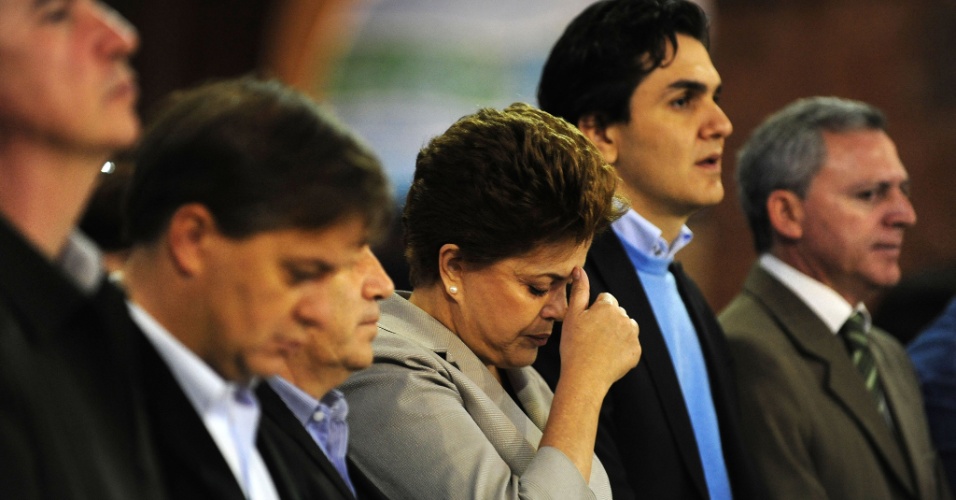 11.out.2010 - A então candidata à Presidência Dilma Rousseff assiste à missa na catedral do santuário de Aparecida, interior de São Paulo, ao lado de Gabriel Chalita (à dir.). Na saída ela foi ovacionada por fiéis