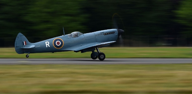 Caça britânico Spitfire levanta voo no aeroporto de Biggin Hill, em Kent, na Inglaterra - Ben Stansall/AFP