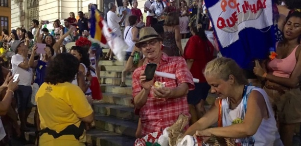 Manifestante tira foto do sanduíche de mortadela em bloco de Carnaval - Hanrrikson de Andrade/UOL