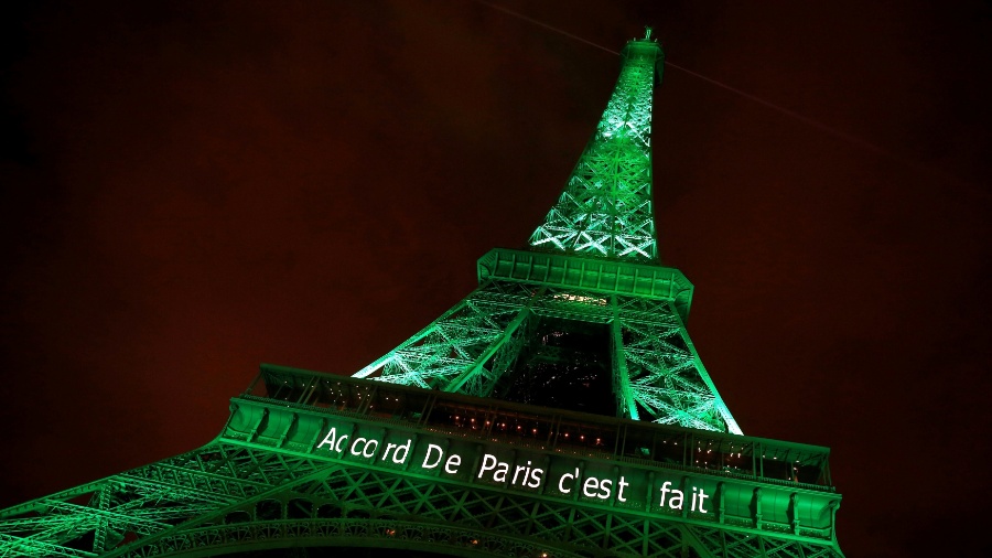 A Torre Eiffel foi iluminada de verde com as palavras "O Acordo de Paris está feito"  - Jacky Naegelen/ Reuters