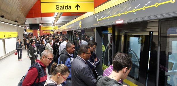 Passageiros na plataforma da estação Luz da linha 4-Amarela - Rivaldo Gomes/Folhapress