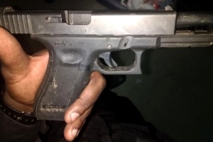 PM apreendeu uma pistola (calibre não divulgado) em posse dos suspeitos detidos no morro da Providência