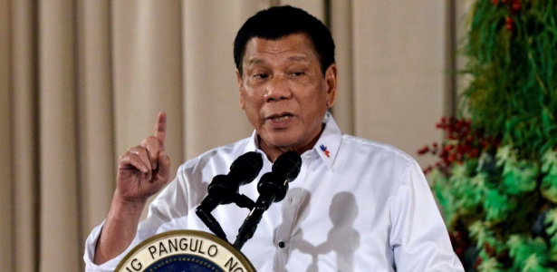O presidente filipino Rodrigo Duterte diz que lei marcial é essencial para conter o Estado Islâmico - Ezra Acayan/Reuters