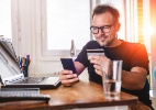 É mais seguro usar os sites ou apps dos bancos para fazer transações? (Foto: Getty Images/iStockphoto)