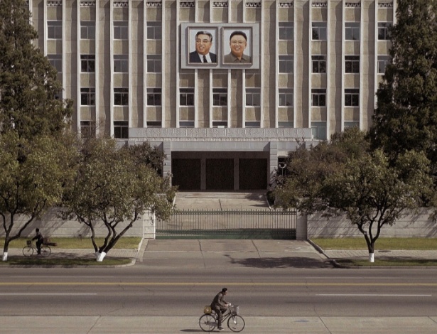 Retratos de Kim Il-Sung (esq.) e Kim Jong-il em prédio na capital da Coreia do Norte, Pyongyang - JONAH M. KESSEL/NYT