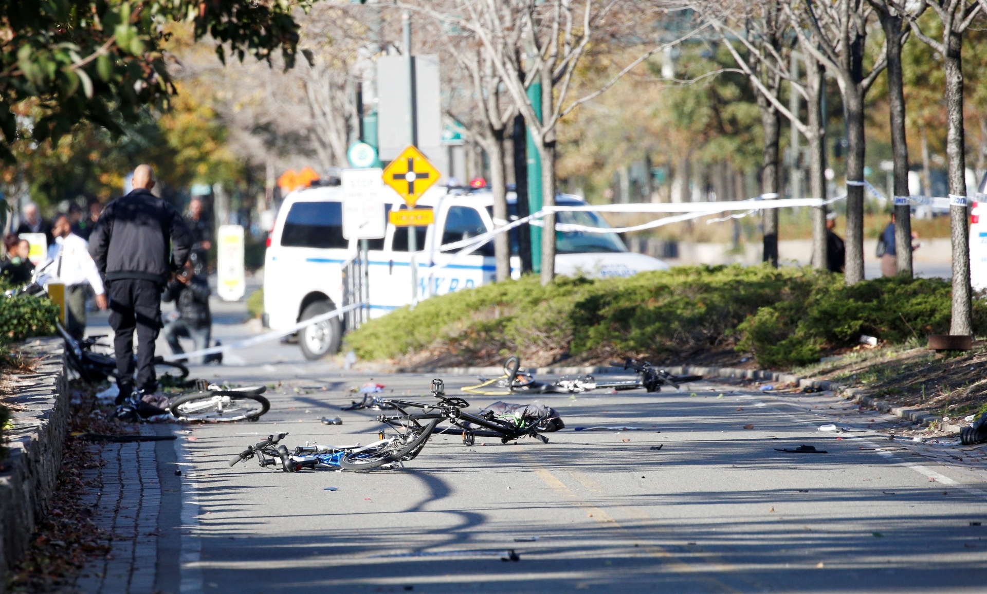 Caminhonete deixa rastro de destruição após invadir uma ciclovia e atropelar ciclistas em Manhattan, Nova York - Brendan McDermid /Reuters