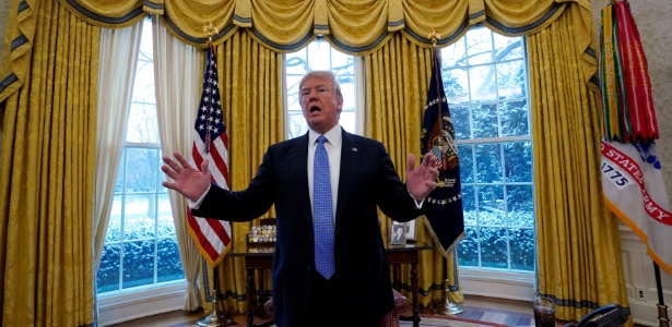 17.jan.2018 - Donald Trump no Salão Oval da Casa Branca durante entrevista para a agência Reuters - REUTERS/Kevin Lamarque
