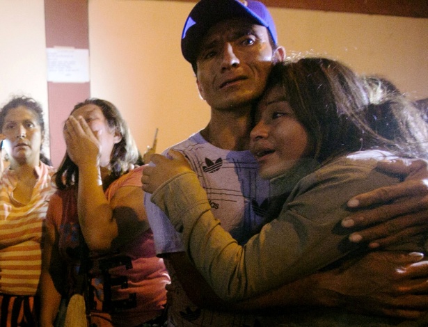 Parentes de vítimas aguardam informações do lado de fora do centro de reclusão - Douglas Juarez /Reuters