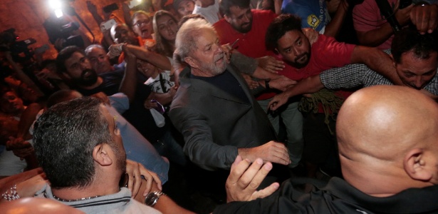 7.abr.2018 - Lula deixa sede do sindicato dos metalúrgicos em São Bernardo (SP) e se entrega à Polícia Federal - Leonardo Benassatto/Reuters