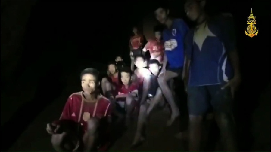 Doze meninos e técnico são encontrados com vida no interior de caverna na Tailândia, após nove dias de busca - AFP