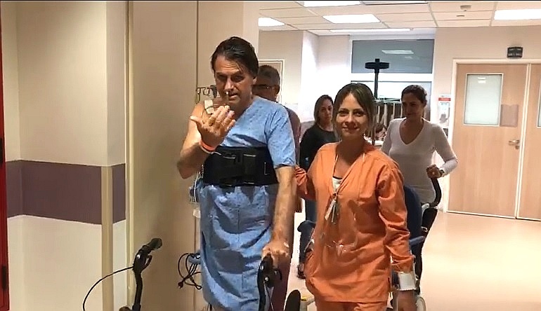 Vídeo mostra Jair Bolsonaro (PSL) caminhando pelo corredor do hospital