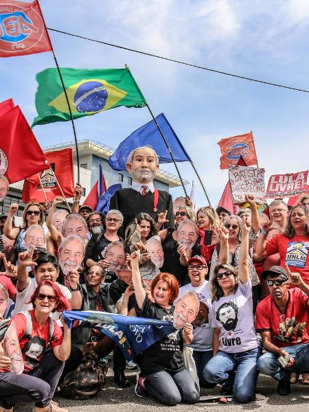14.nov.2018 - Políticos do PT e militantes fazem protesto em apoio ao ex-presidente Lula em frente à Polícia Federal, em Curitiba (PR) - Eduardo Matysiak/Futura Press/Folhapress