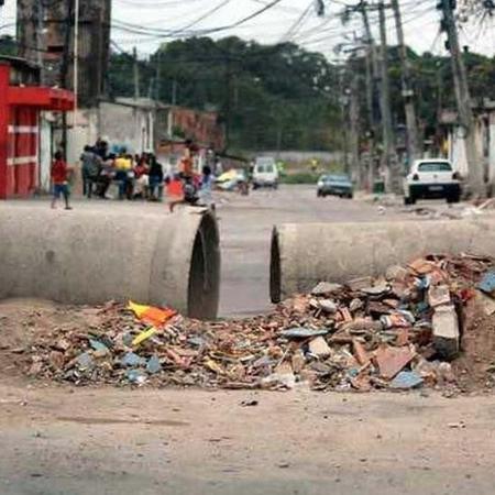 Rua fechada por barricada no Rio - Divulgação/Tem Barricada Aí?