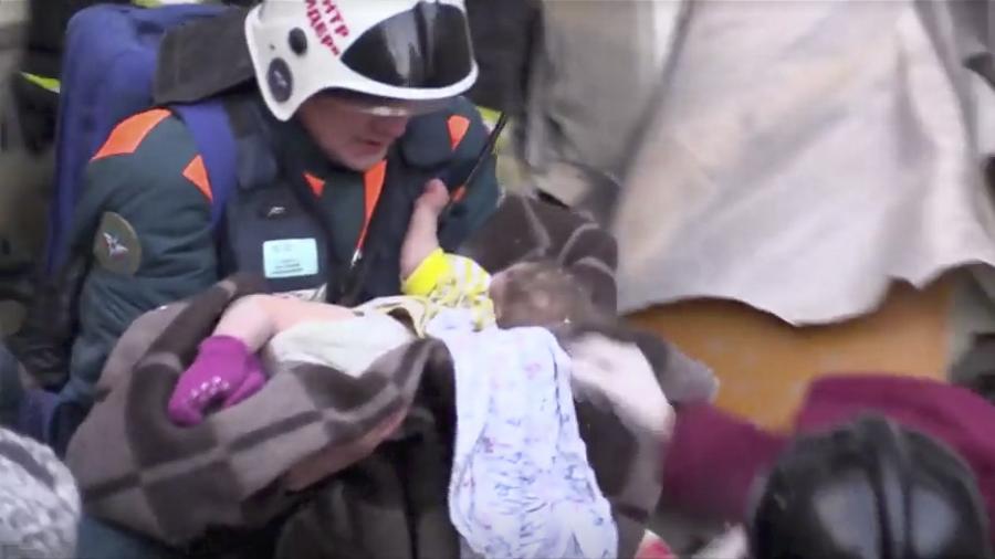 Equipes de resgate encontraram uma bebê viva sob os escombros de um prédio residencial que desabou parcialmente na cidade russa de Magnitogorsk - Disaster Relief/Reuters