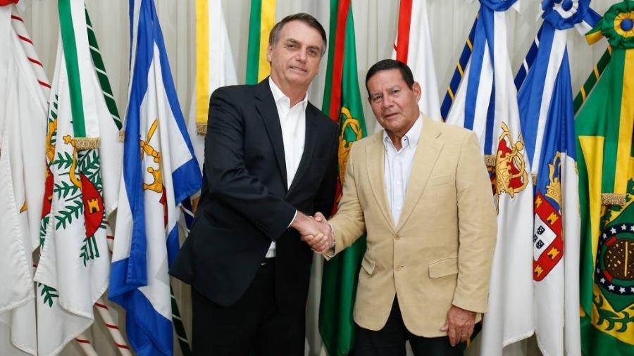 O presidente da República, Jair Bolsonaro, transmite o cargo ao vice-Presidente, general Hamilton Mourão - Alan Santos/PR